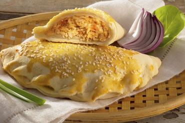 Pastel de frango com azeitonas pretas